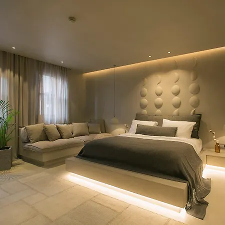 Omm Hotel 3*