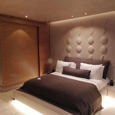 Omm Hotel 3*