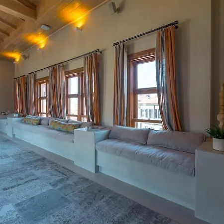 Omm Hotel 3*